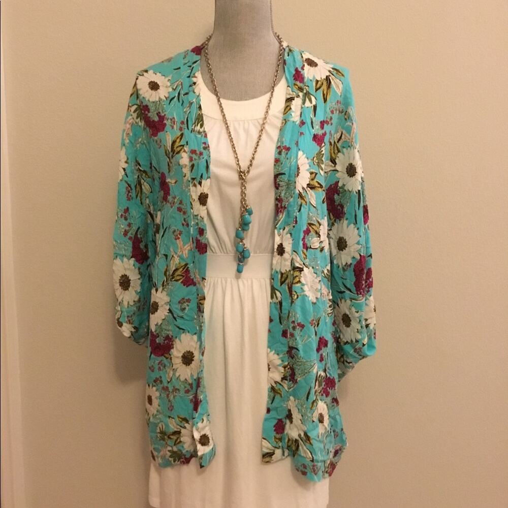 Victoria's Secret Kimono beautiful floral size medium/ large can fit up to 1x